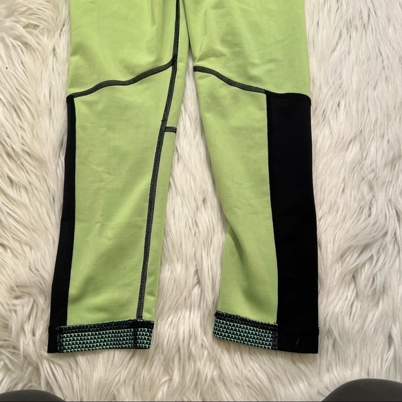 Under Armour HeatGear Compression Capri Legging - Picture 9 of 12